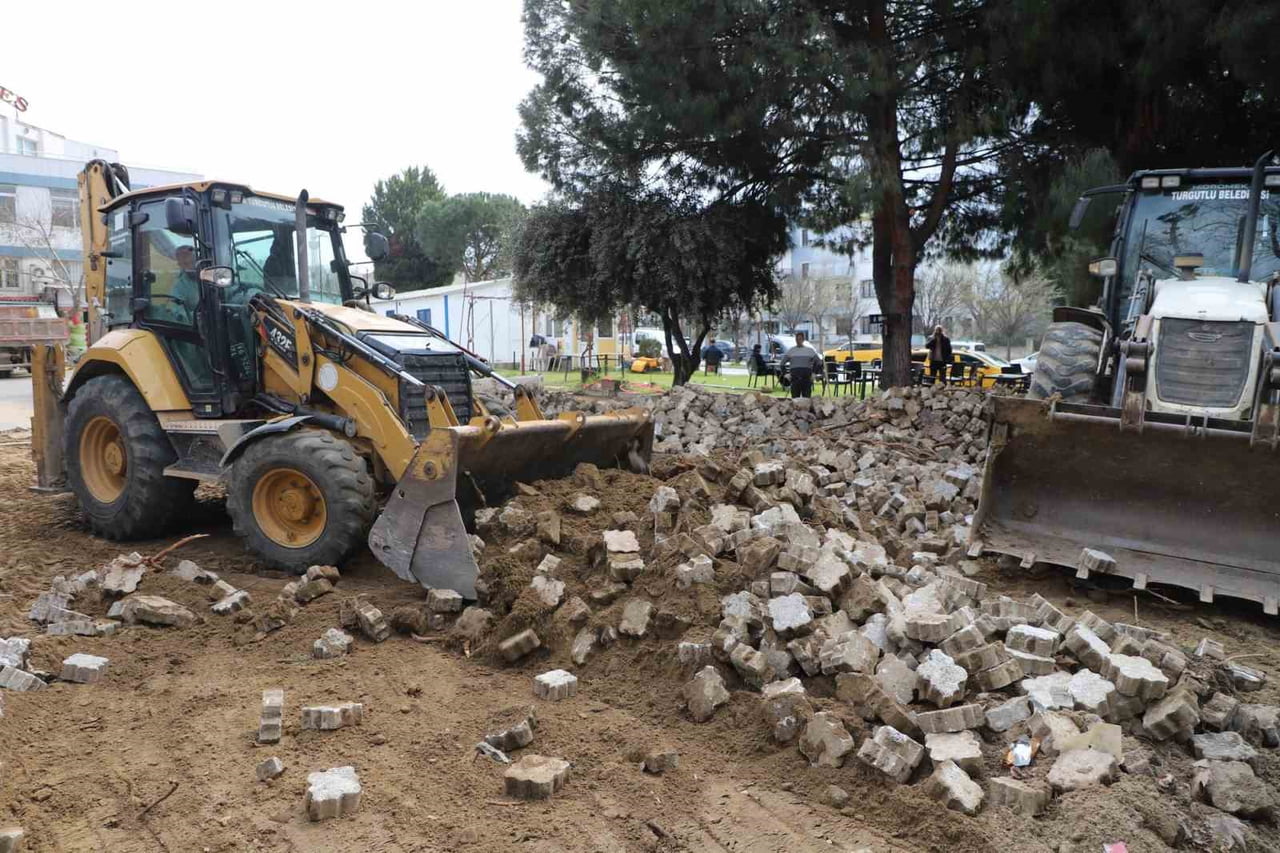 TURGUTLU BELEDİYESİ FEN İŞLERİ MÜDÜRLÜĞÜ EKİPLERİ MERKEZ VE KIRSAL MAHALLELERDE EŞ ZAMANLI OLARAK...
