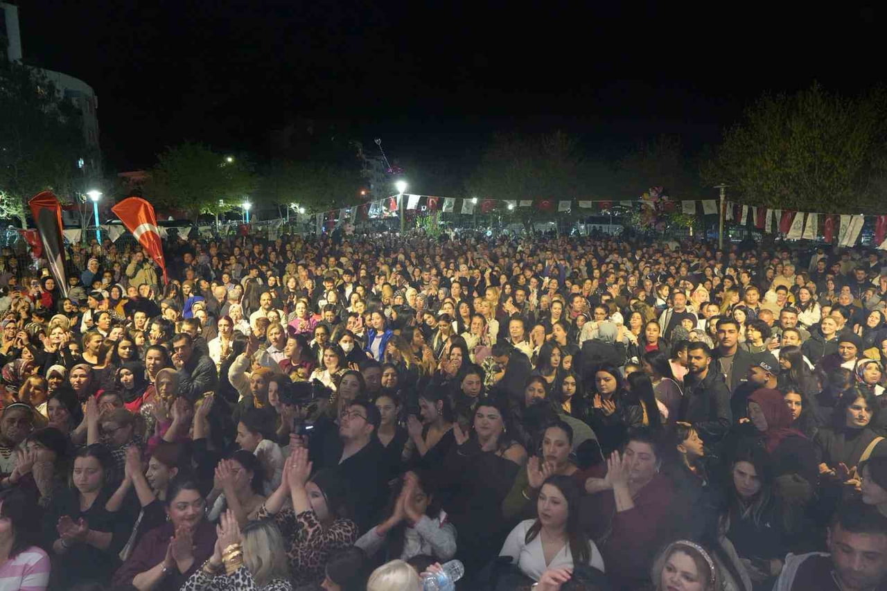 TURGUTLU BELEDİYESİ VE MANİSA BÜYÜKŞEHİR BELEDİYESİ İŞ BİRLİĞİYLE DÜZENLENEN ‘ROMAN GECESİ’ İLE...