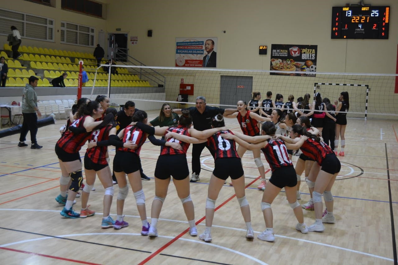 TURGUTLU BELEDİYESİ YILDIZ KIZLAR U17 VOLEYBOL TAKIMI, YILDIZ FİNAL GRUBU MAÇINDA RAKİBİNİ YENEREK...