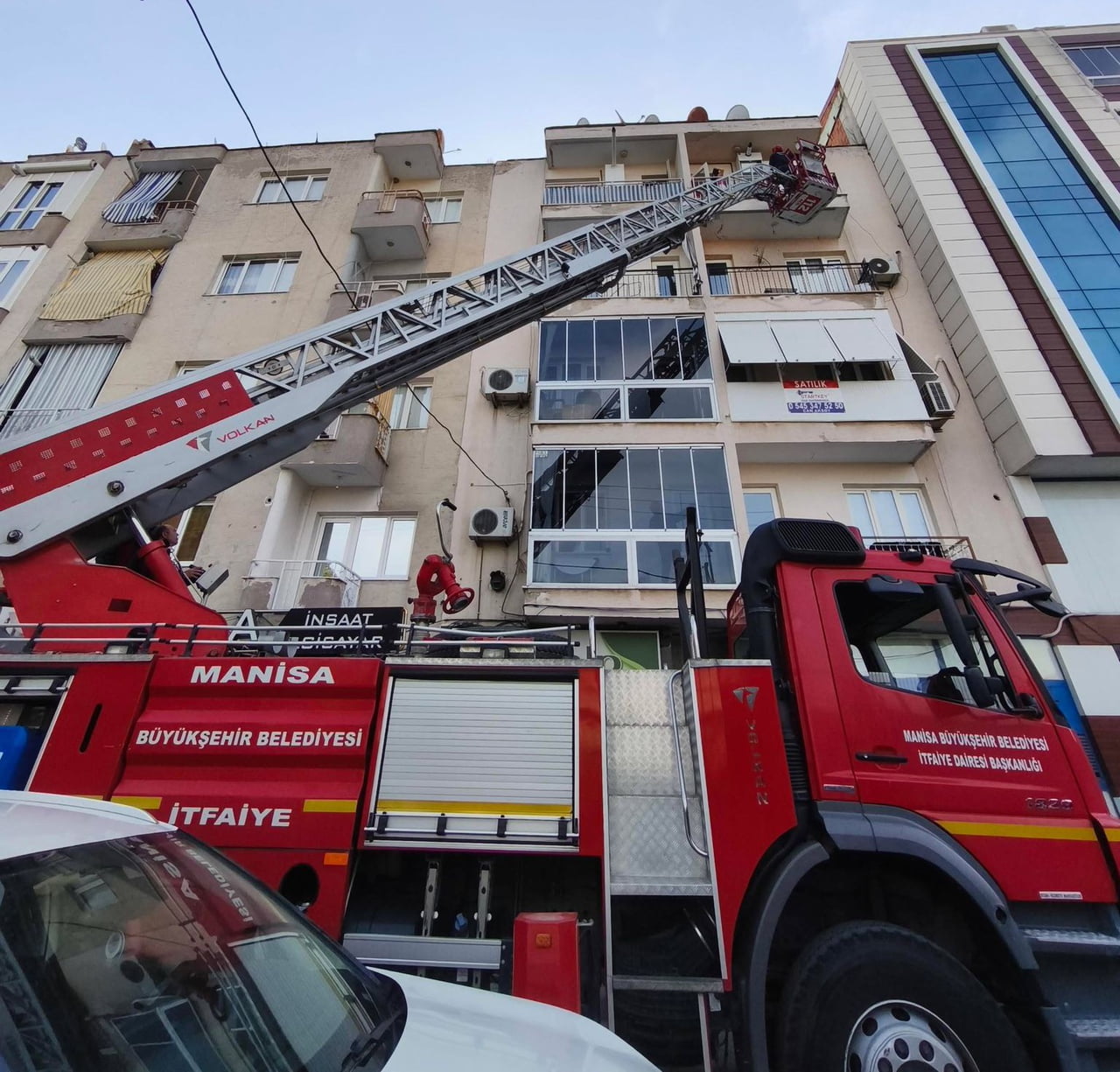 TURGUTLU İLÇESİNDE BİR APARTMANIN 4'ÜNCÜ KATINDAKİ DAİRESİNDE ÇAMAŞIR MAKİNESİNDEN KAYNAKLI ÇIKAN...