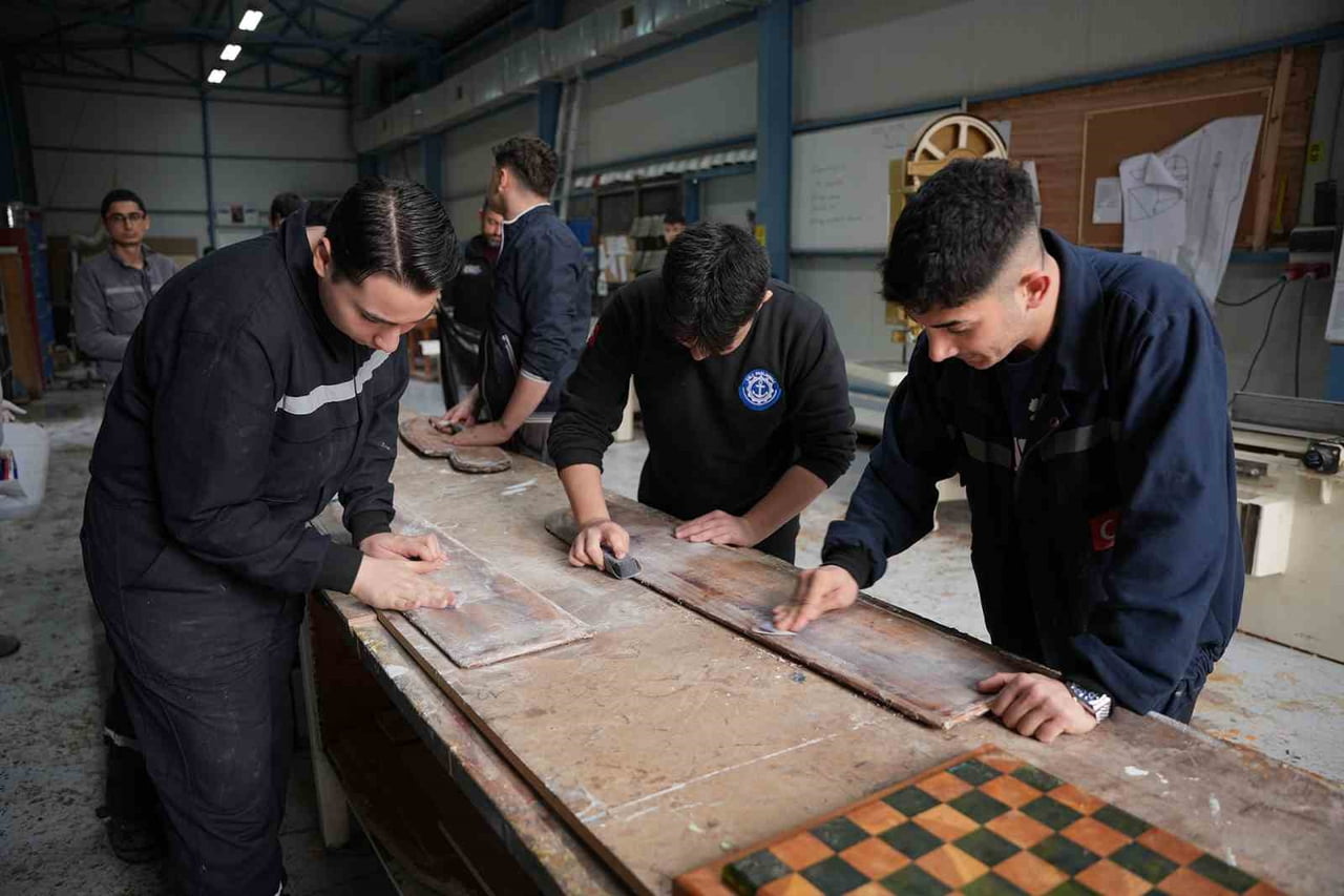 TÜRK DENİZCİLİK SEKTÖRÜNE DÜNYA STANDARTLARINDA UZMANLAR YETİŞTİRMEK HEDEFLENİYOR.