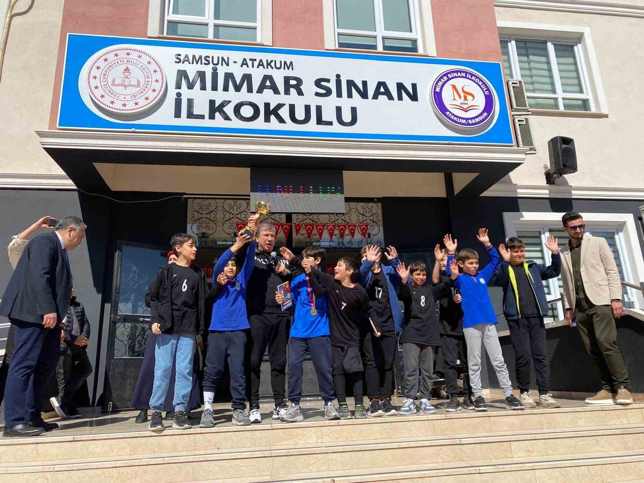 TÜRK FUTBOLUNUN UNUTULMAZ GOLCÜLERİNDEN TANJU ÇOLAK İLKOKUL ÖĞRENCİLERİNE YÖNELİK YAPTIĞI...