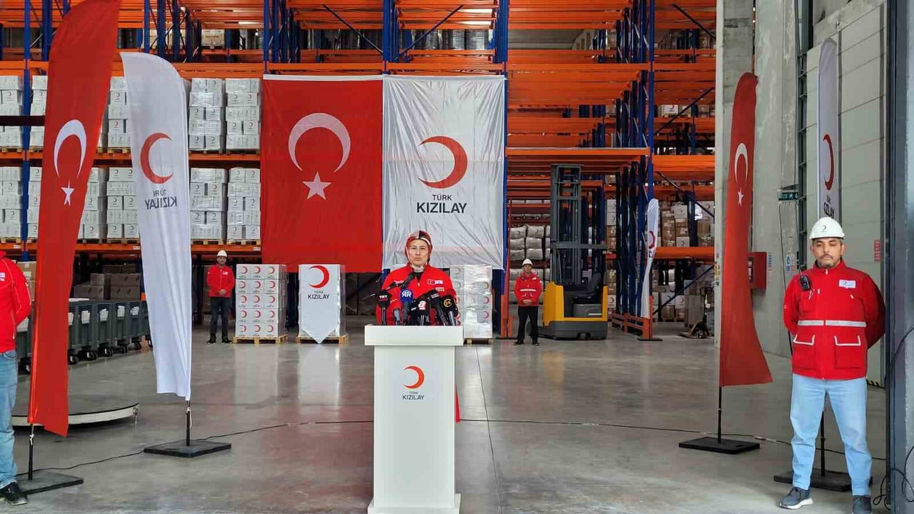 TÜRK KIZILAY, İRAN’DA ÇATIŞMALARDAN ETKİLENEN SİVİLLER İÇİN 48 TON BARINMA VE HİJYEN MALZEMESİNİ...
