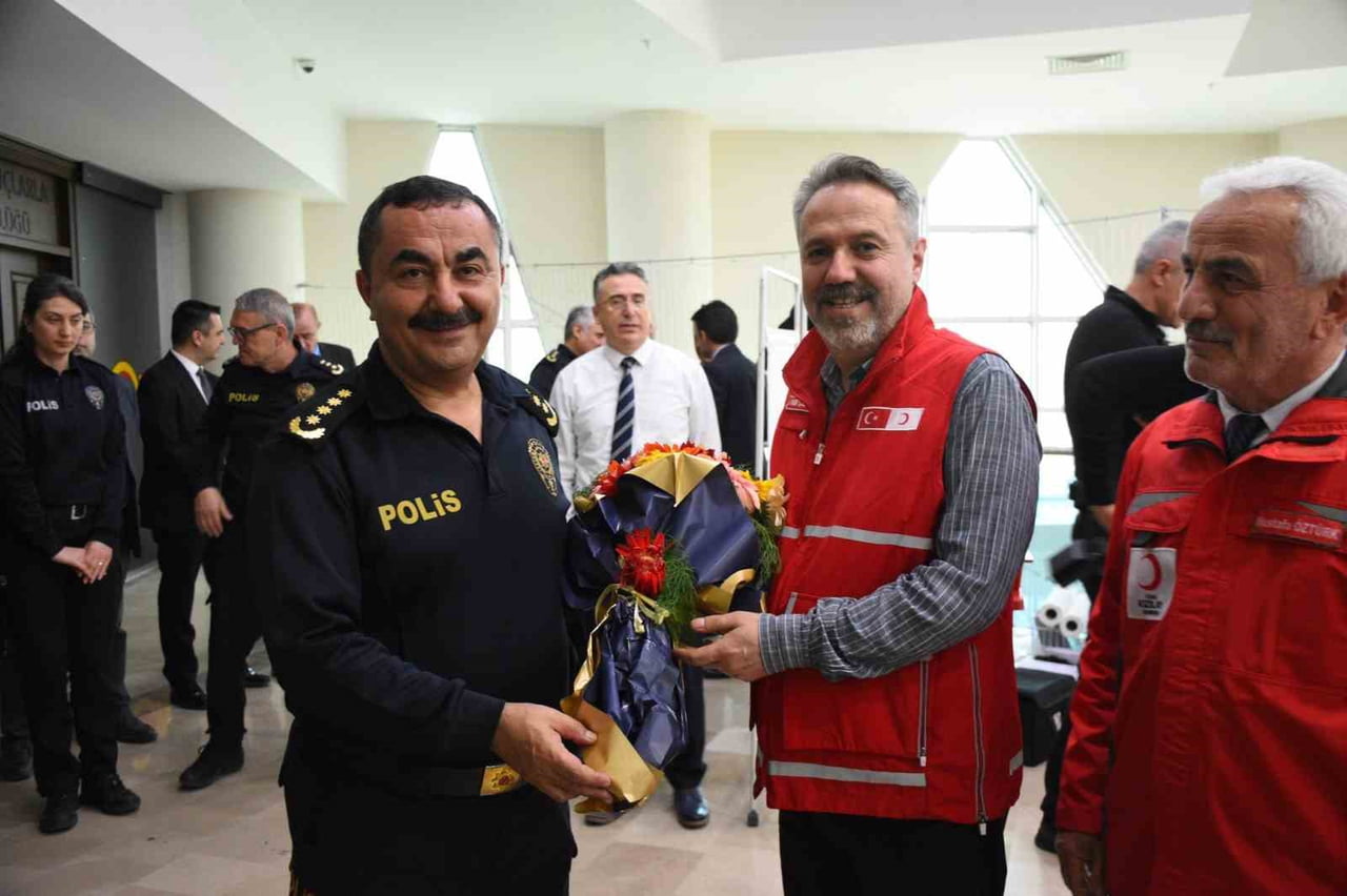 TÜRK KIZILAY SAMSUN İL BAŞKANI ONUR ÇOBAN, BAĞIŞ DOLAYISIYLA İL EMNİYET MÜDÜRÜ AHMET ARIBAŞ...