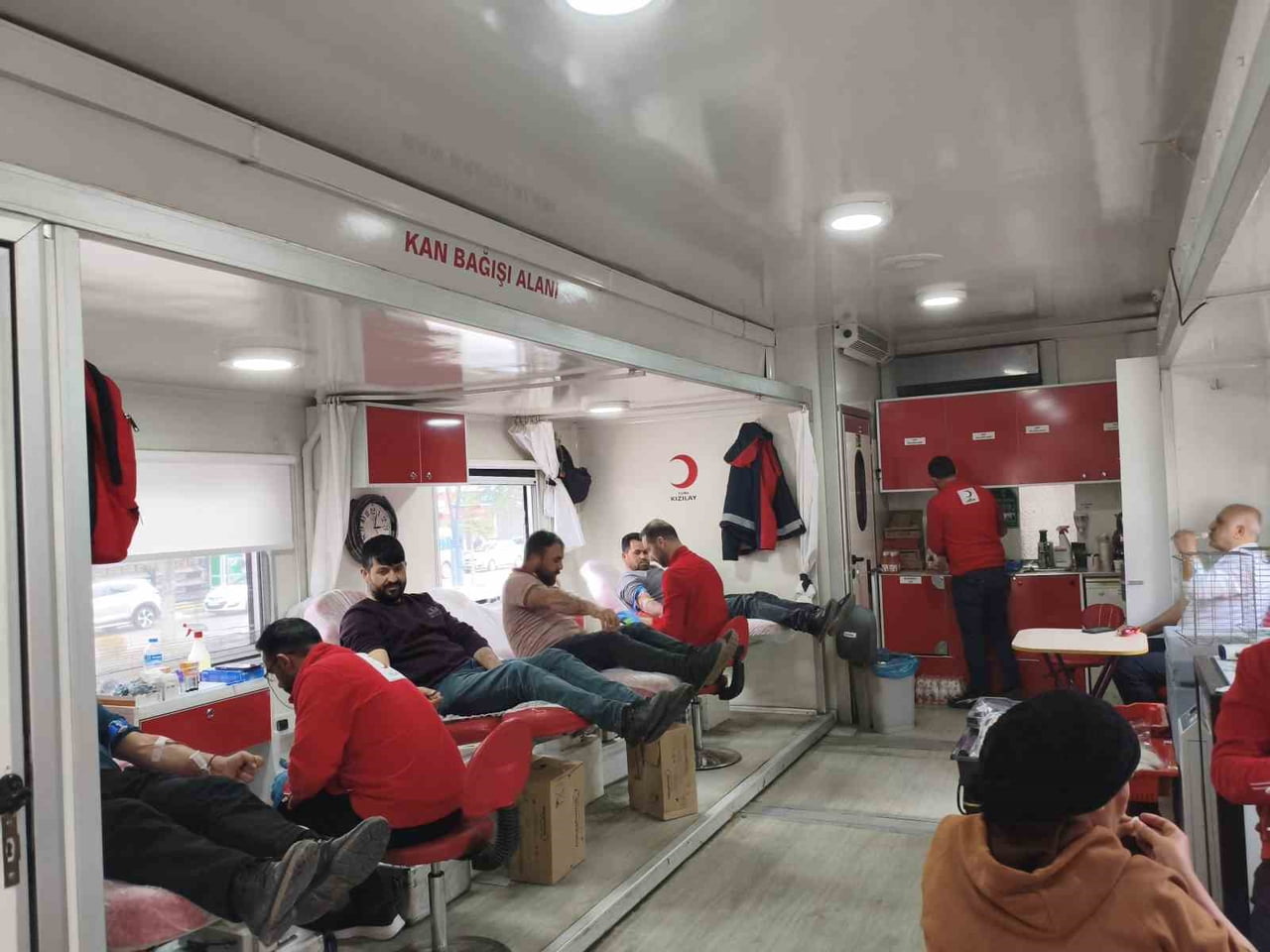 TÜRK KIZILAYI BİTLİS’İN AHLAT İLÇESİNDE 2 GÜN BOYUNCA DÜZENLEDİĞİ KAN BAĞIŞ KAMPANYASINDA 184...