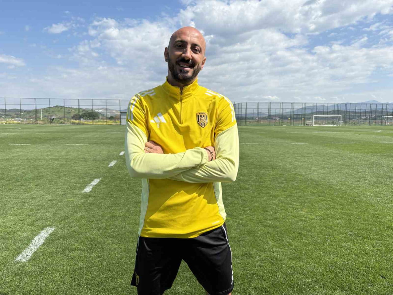 TÜRK MİLLİ TAKIMI'NIN FORMASINI 2013-2014 YILLARI ARASINDA TERLETEN ALİAĞA FK'NİN 38 YAŞINDAKİ...