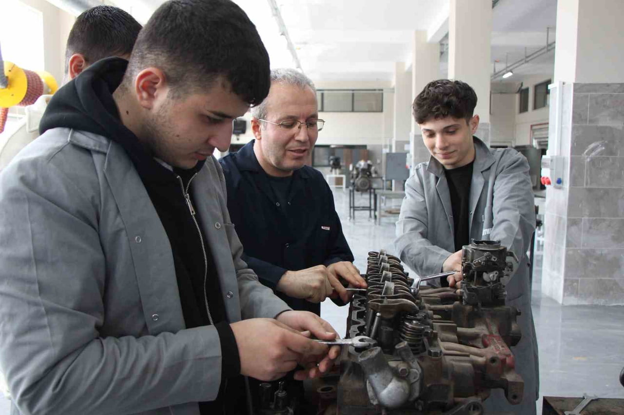 TÜRK POLİS TEŞKİLATI'NDA 18 YIL GÖREV YAPAN BİR POLİS, 45 YAŞINDA KPSS'YE GİRİP ÖĞRETMENLİĞİ...
