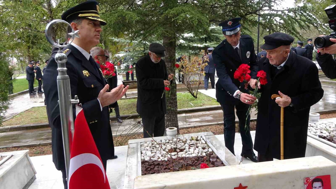 TÜRK POLİS TEŞKİLATI'NIN KURULUŞ YIL DÖNÜMÜ DOLAYISIYLA YOZGAT ŞEHİTLİĞİ'NDE DÜZENLENEN ANMA...
