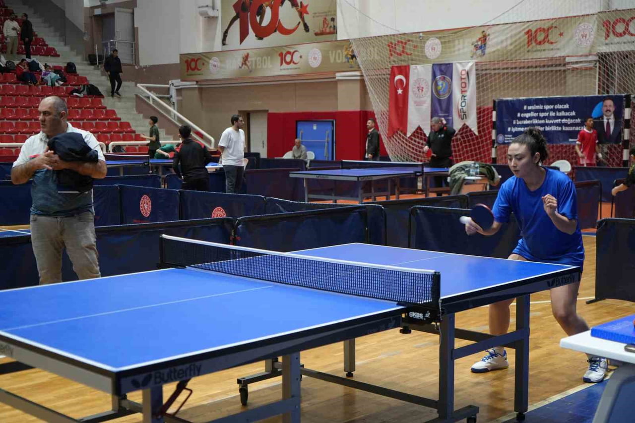 TÜRKİYE'NİN 18 İLİNDEN 62 SPORCUNUN KATILDIĞI İŞİTME ENGELLİLER MASA TENİSİ TÜRKİYE ŞAMPİYONASI...