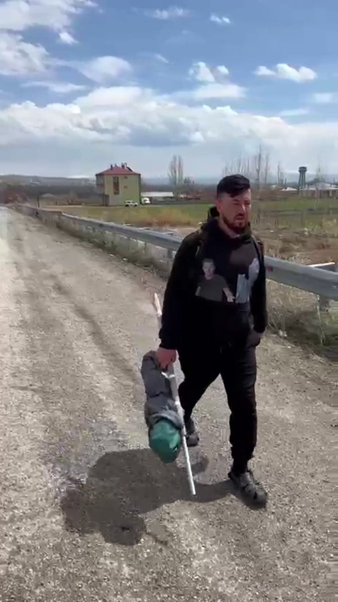 TÜRKİYE'NİN DOĞUSUNDAN YOLA ÇIKAN VE 55 GÜN YÜRÜYEREK İSTANBUL'A VARAN IĞDIRLI 30 YAŞINDAKİ BARIŞ...