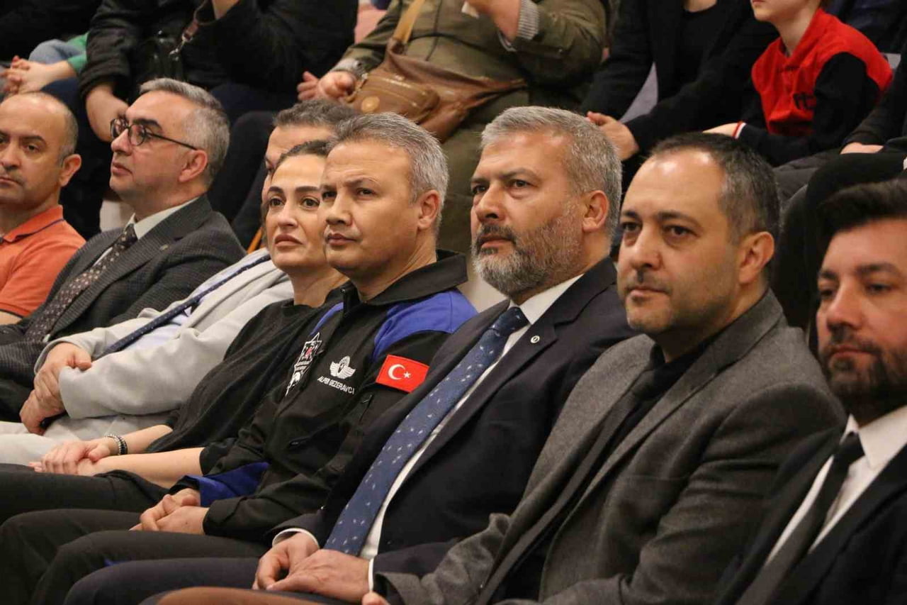 TÜRKİYE'NİN İLK ASTRONOTU ALPER GEZERAVCI, ESKİŞEHİR ANADOLU ÜNİVERSİTESİ'NDE DÜZENLENEN SÖYLEŞİYE...