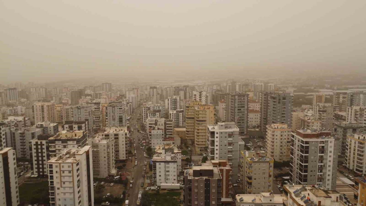 TÜRKİYE'YE GİRİŞ YAPAN TOZ FIRTINASI MERSİN'DE ETKİSİNİ GÖSTERİRKEN, GÖKYÜZÜNÜ KIZILA BÜRÜDÜ. TOZ...