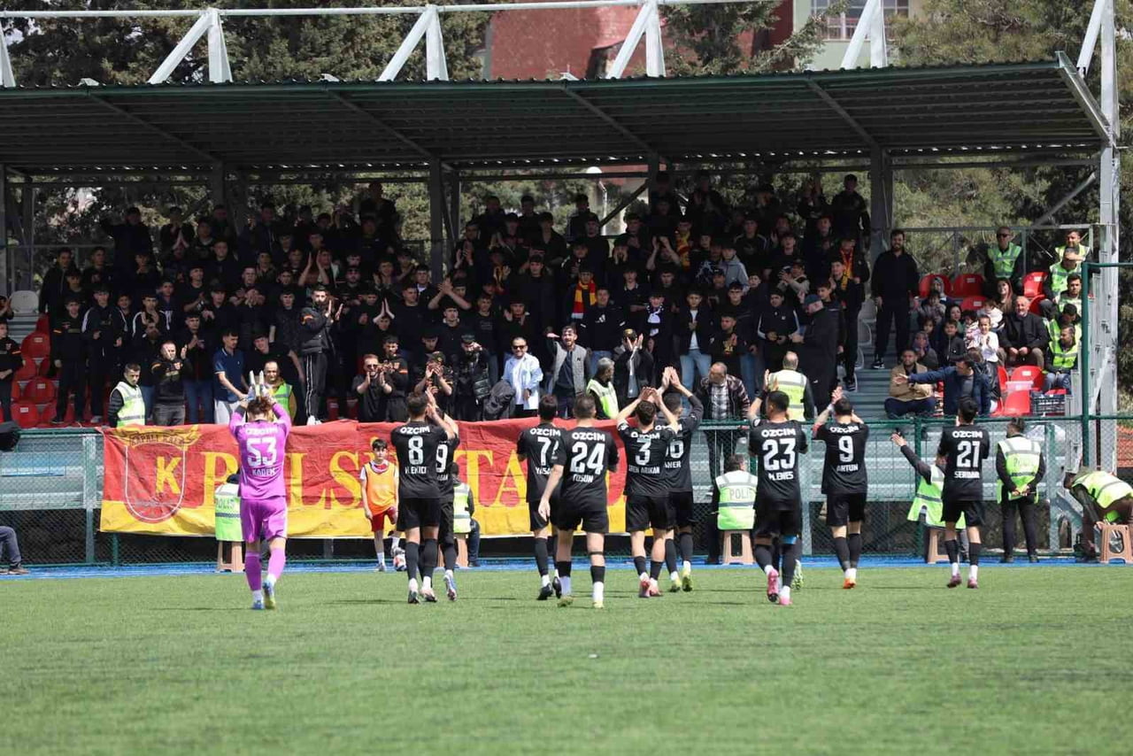 TÜRKİYE 3. LİG EKİPLERİNDEN ERCİYES 38 FUTBOL KULÜBÜ, SON HAFTA MAÇINDA KAZANARAK PLAY-OFF’A...