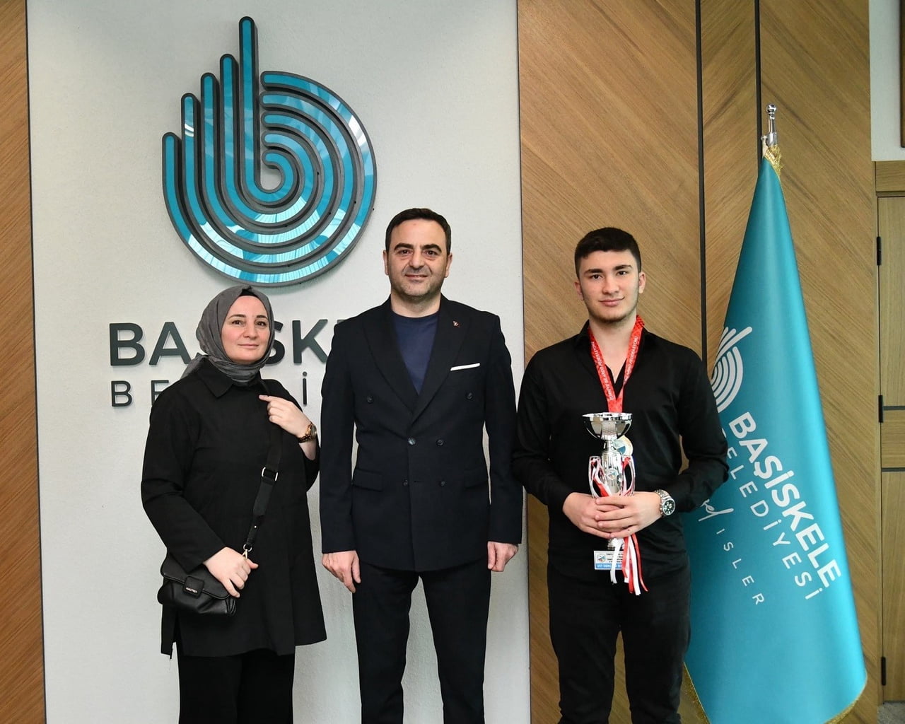 TÜRKİYE BİLARDO ŞAMPİYONASI'NDA BİRİNCİ OLAN AHMET KEREM YILDIRIM, BAŞİSKELE BELEDİYE BAŞKANI...