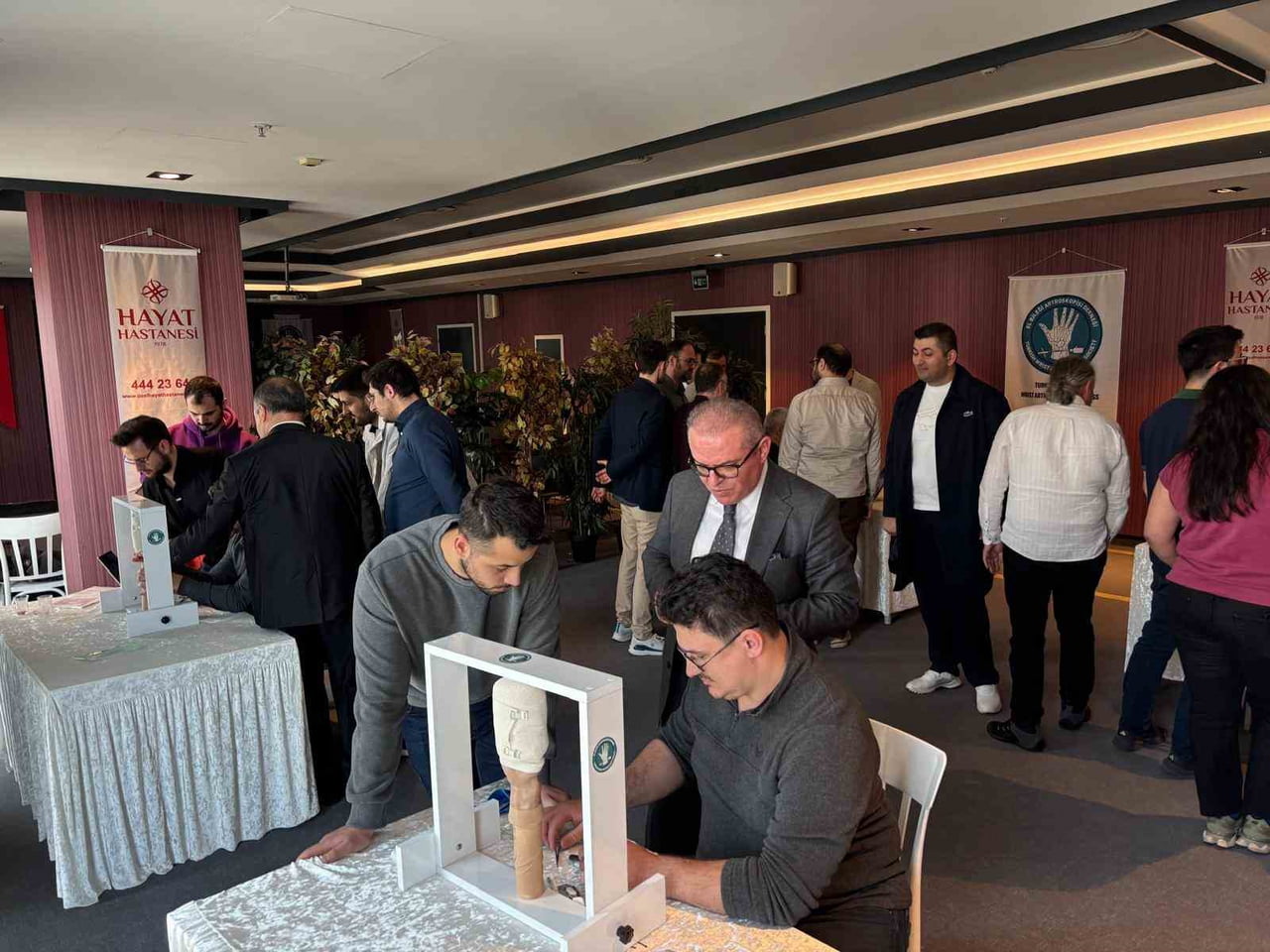 TÜRKİYE’DE İLK KEZ EL BİLEĞİ ARTROSKOPİSİ İÇİN ÖZEL OLARAK HAZIRLANMIŞ MAKET MODELLERİ ÜZERİNDE...