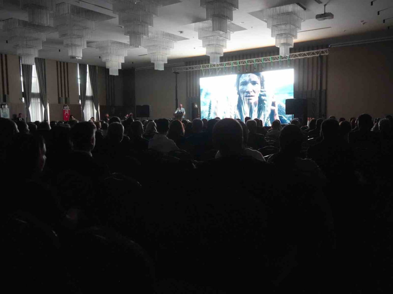 TÜRKİYE’DE YAPAY ZEKA DESTEĞİYLE HAZIRLANAN İLK ESER OLAN “YEDİ KEMERLİ BİR ZAMAN GEÇİDİ TAŞKÖPRÜ”...