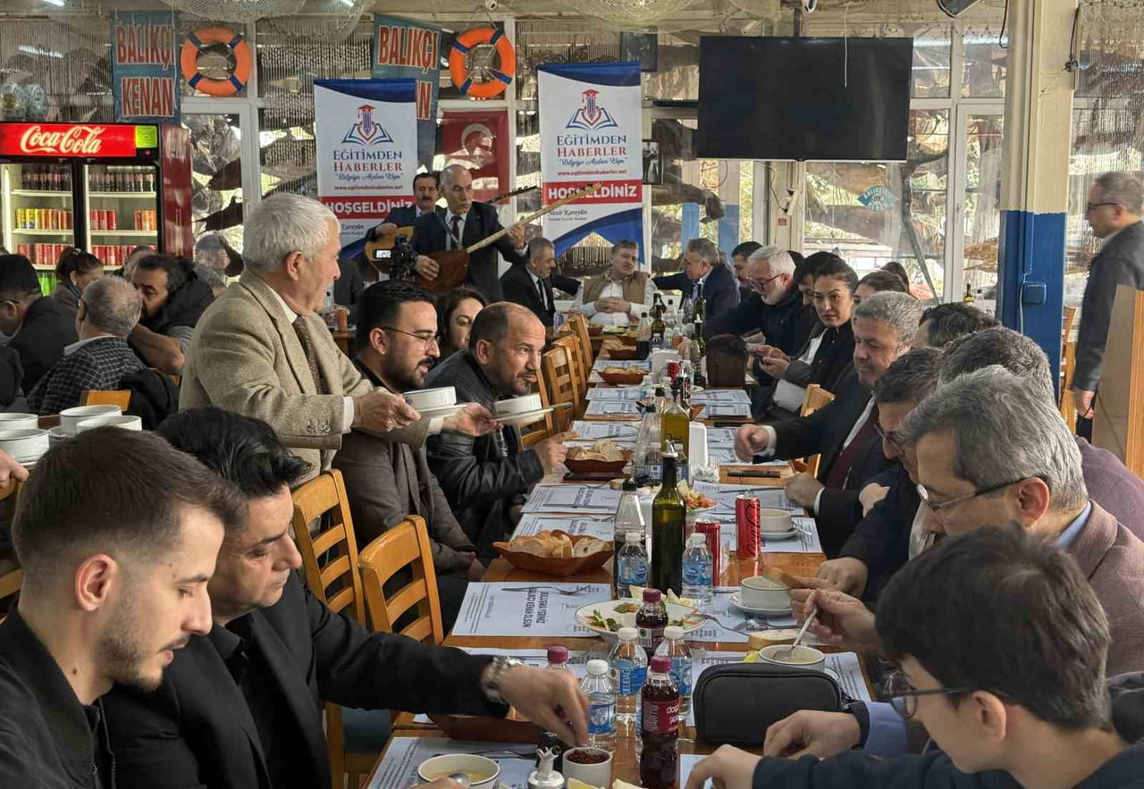 TÜRKİYE DENİZ CANLILARI MÜZESİ’NDE BİR ARAYA GELEN ÖĞRETMENLER DÜZENLENEN YEMEĞİN ARDINDAN TÜRKİYE...