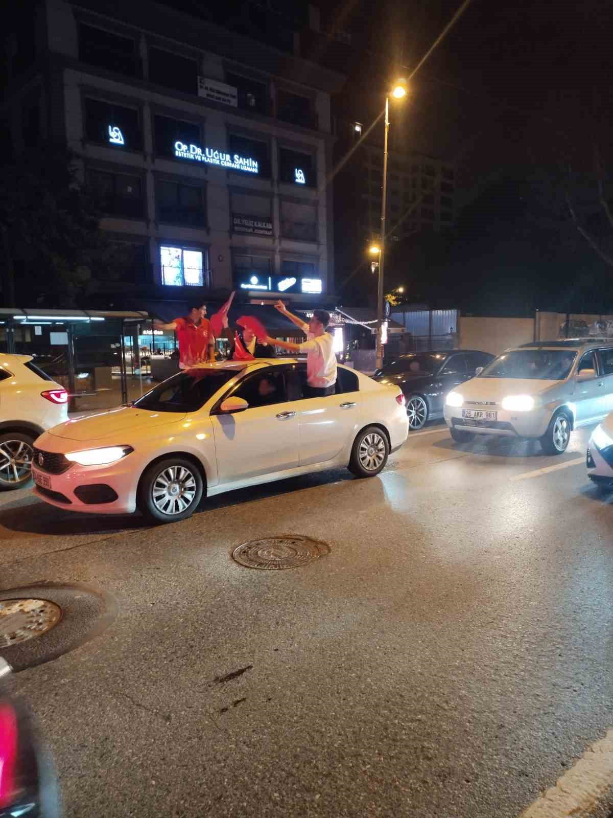 TÜRKİYE DÜNYA KUPASI FİNALLERİNE GİDİYOR: VATANDAŞLAR BAĞDAT CADDESİNE DÖKÜLDÜ