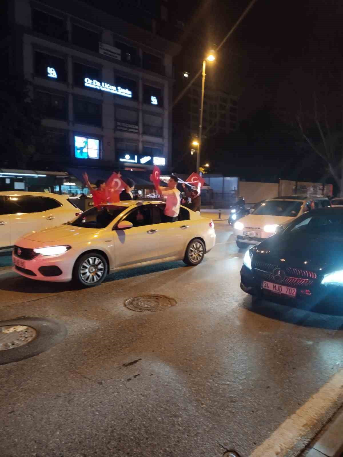 TÜRKİYE DÜNYA KUPASI FİNALLERİNE GİDİYOR: VATANDAŞLAR BAĞDAT CADDESİNE DÖKÜLDÜ