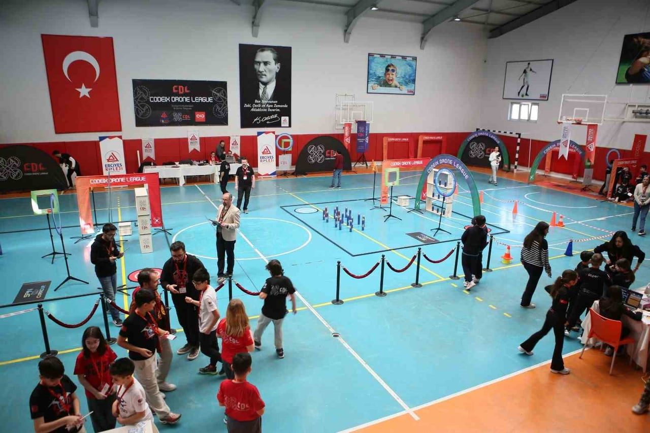 TÜRKİYE GENELİ 'CODEİX DRONE LEAGUE' YARIŞMASINDA MUĞLA TEKNOLOJİ KOLEJİ (MTK) İLKOKUL TAKIMI...