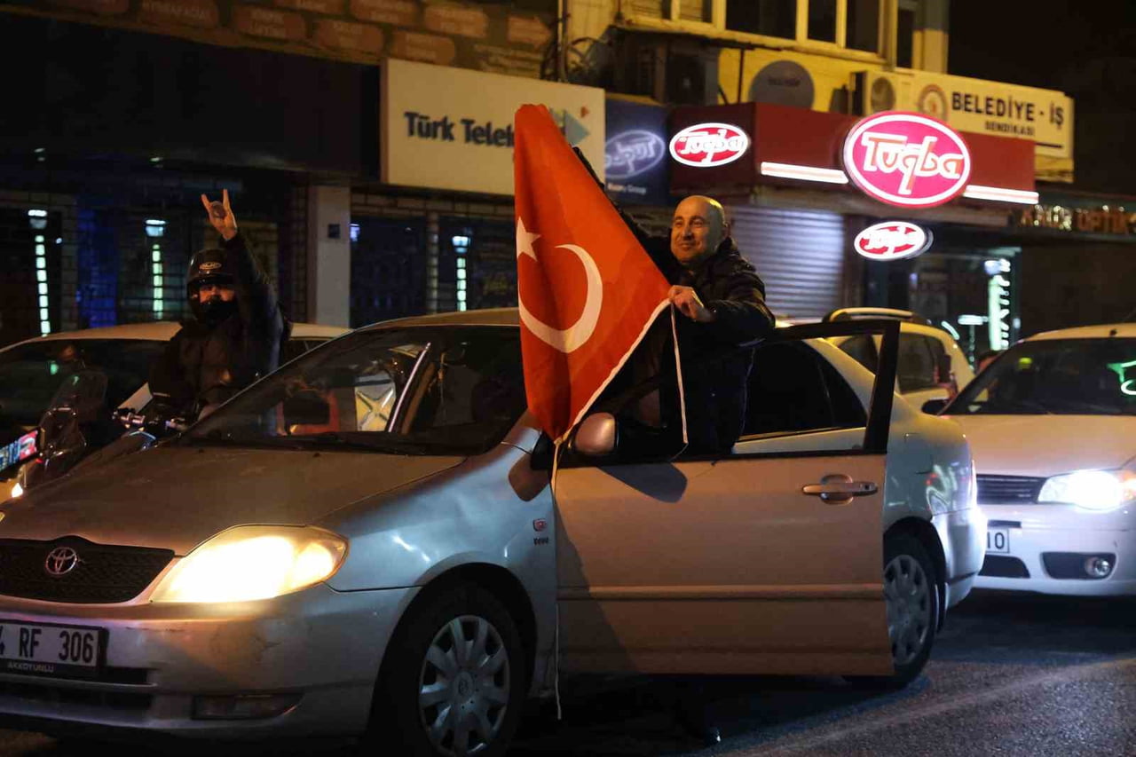 TÜRKİYE’NİN DÜNYA KUPASI’NA KATILMASI, AYDIN’DA KONVOYLA KUTLANDI