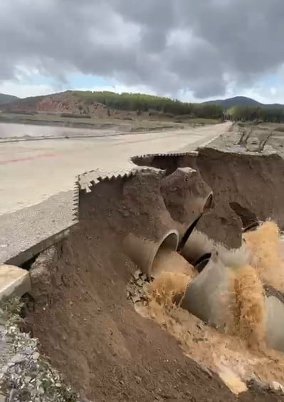TÜRKİYE’NİN EN BÜYÜK TABİAT PARKLARINDAN BİRİSİ OLAN AKDAĞ TABİAT PARKINA ÇIKAN YOLUN ALTINDA...