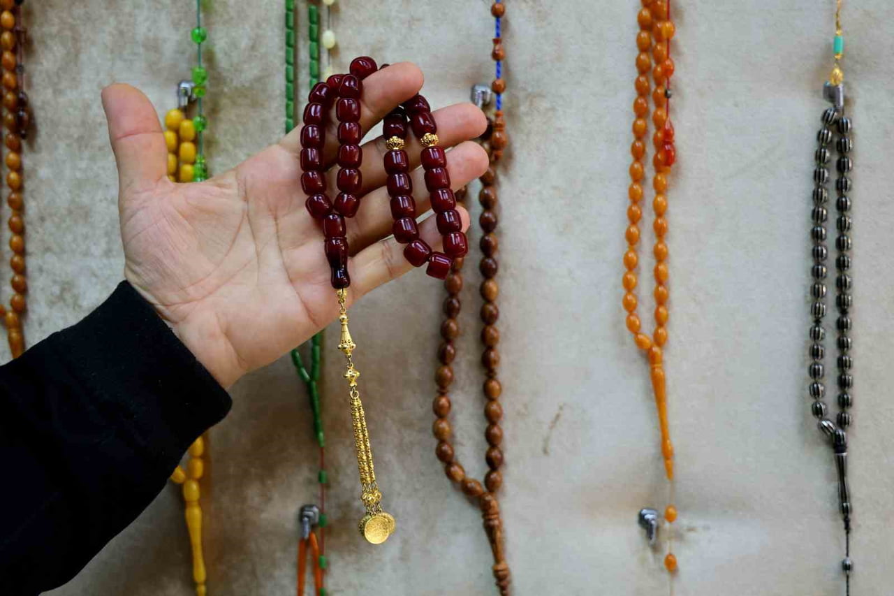 TÜRKİYE’NİN EN ÖNEMLİ TESPİH ÜRETİM MERKEZLERİNDEN ADANA’DA TESPİHCİLERİN EL EMEĞİ GÖZ NURU...