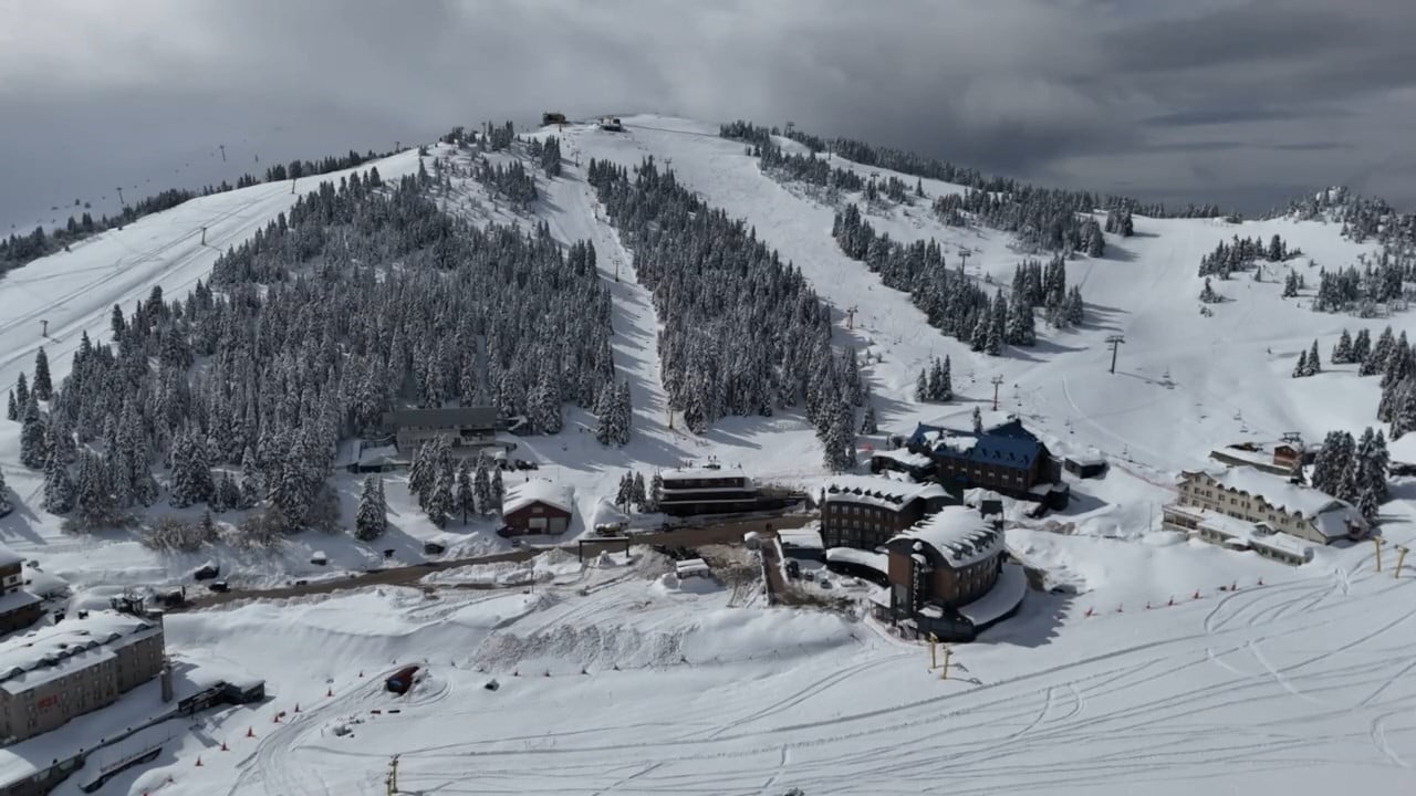 TÜRKİYE’NİN KIŞ TURİZM MERKEZLERİNDEN BAŞINDA GELEN ULUDAĞ’DA 1 NİSAN’DA KAR SÜRPRİZİ YAŞANIYOR....