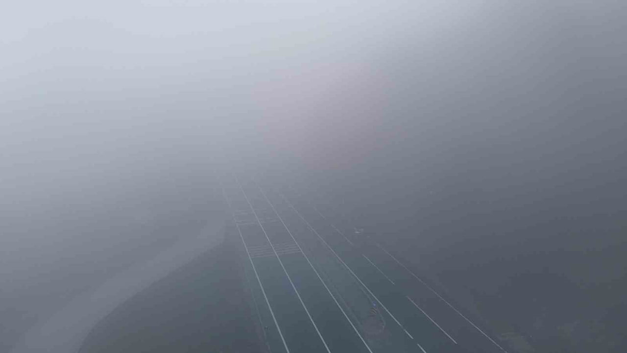 TÜRKİYE’NİN ÖNEMLİ GEÇİŞ NOKTALARINDAN BİRİ OLAN D-100 KARA YOLUNUN BOLU DAĞI GEÇİŞİNDE SİS VE...