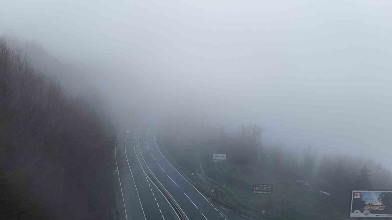 TÜRKİYE’NİN ÖNEMLİ GEÇİŞ NOKTALARINDAN BİRİ OLAN D-100 KARA YOLUNUN BOLU DAĞI GEÇİŞİNDE SİS VE...