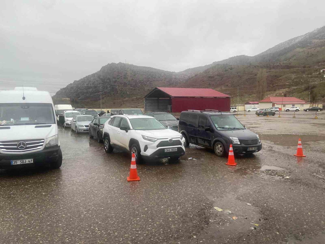 TÜRKİYE TARAFINDAN ÇUKURCA ÜZÜMLÜ SINIR KAPISI’NDA ONLARCA ARAÇ SAATLERDİR BEKLETİLİYOR. YAĞMUR VE...