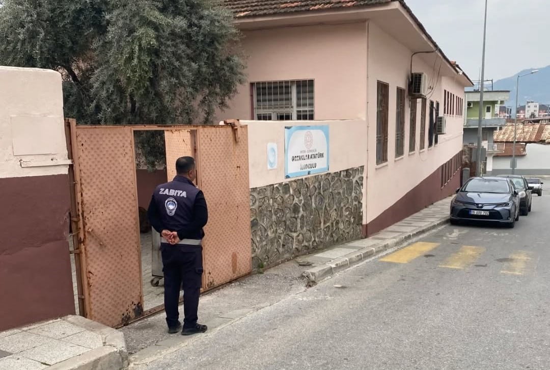 TÜRKİYE’YE ÖRNEK OLACAK UYGULAMA SÜRÜYOR: "ZABITA EKİPLERİNİN OKUL NÖBETİ"