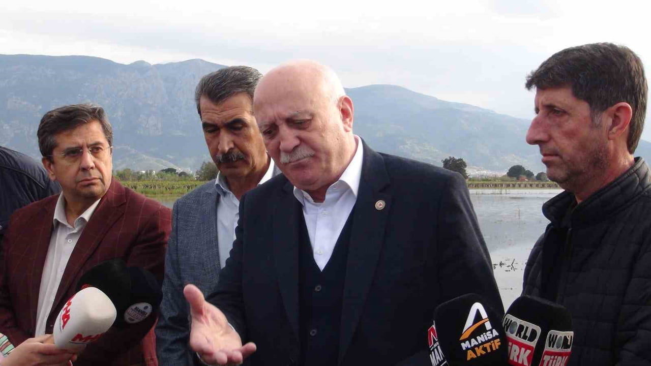 TÜRKİYE ZİRAAT ODALARI BİRLİĞİ (TZOB) GENEL BAŞKANI ŞEMSİ BAYRAKTAR, MANİSA’DA SEL NEDENİYLE SU...