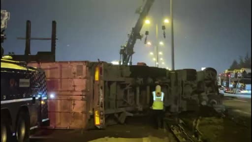 Tuzla'da lastiği patlayan tır devrildi: TEM'de trafik yoğunluğu oluştu