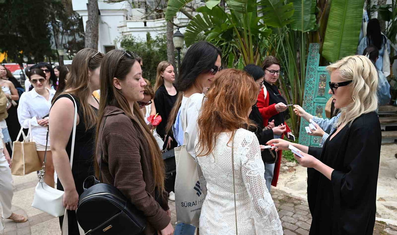 UKRAYNA’DAN GELEN 100 SEYAHAT ACENTESİ YETKİLİSİ, KEMER’DE TURİSTİK TESİSLERİ ZİYARET EDEREK BÖLGE...