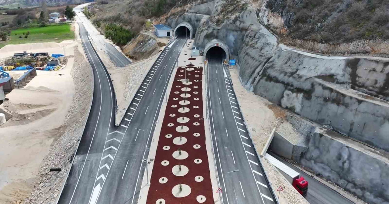 ULAŞTIRMA VE ALTYAPI BAKANI ABDULKADİR URALOĞLU, ÇORUM-LAÇİN YOLU VE KIRKDİLİM TÜNELLERİNİN RESMİ...