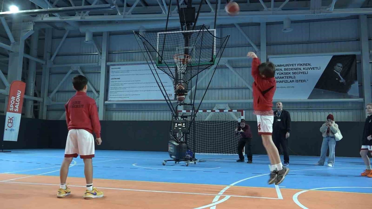 ULUDAĞ İÇECEK TÜRK A.Ş., ÖĞRENCİ VE GENÇ SPORCULARA BASKETBOL ŞUT MAKİNESİ HEDİYE...