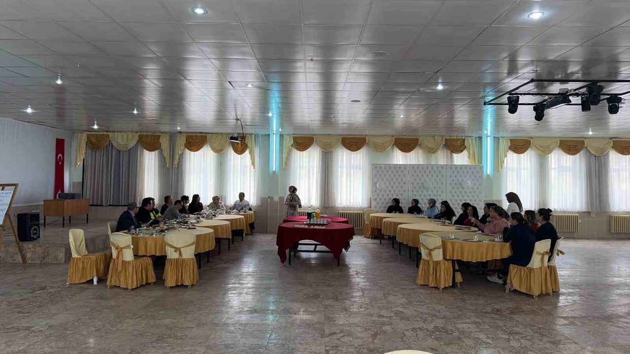 ULUKIŞLA’DA PASTACILIK KURSİYERLERİ HÜNERLERİNİ SERGİLEDİ