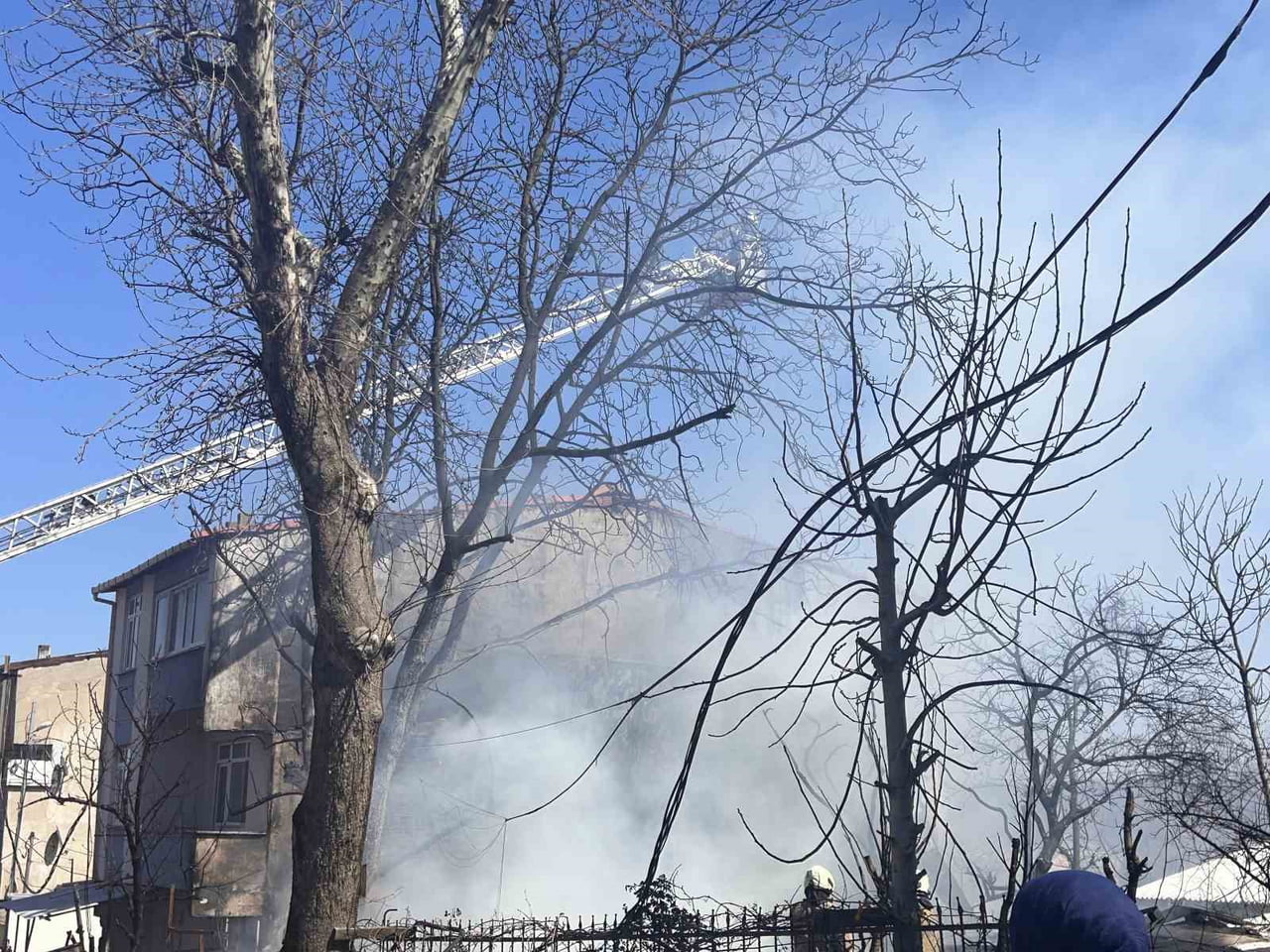 ÜMRANİYE'DE HURDALIK ALANDA ÇIKAN YANGIN BİTİŞİĞİNDEKİ BİNAYA SİRAYET ETTİ.