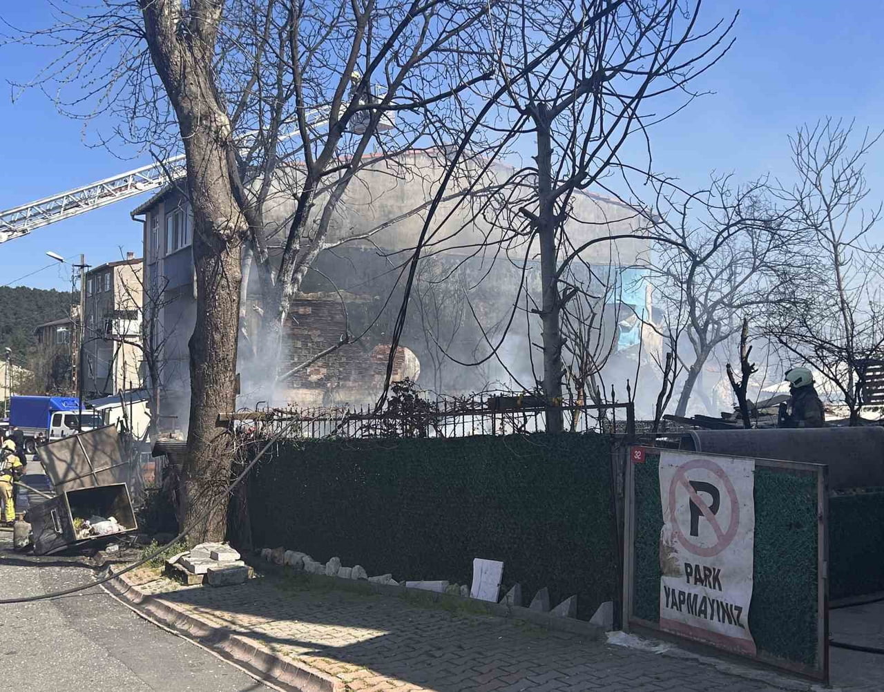 ÜMRANİYE'DE HURDALIK ALANDA ÇIKAN YANGIN BİTİŞİĞİNDEKİ BİNAYA SİRAYET ETTİ.