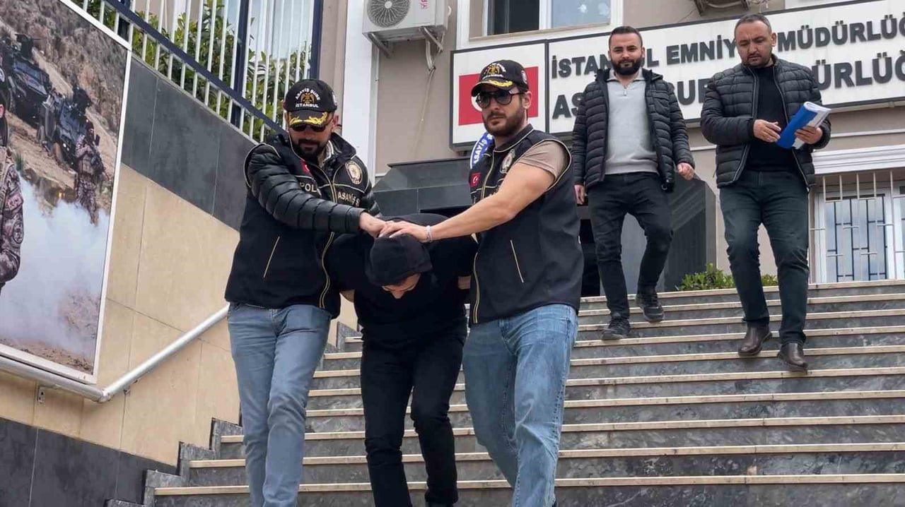 ÜMRANİYE’DE KIZ ARKADAŞIYLA PARK HALİNDEKİ ARACINDA OTURAN GENÇ, MASKELİ BİR ŞAHIS TARAFINDAN...