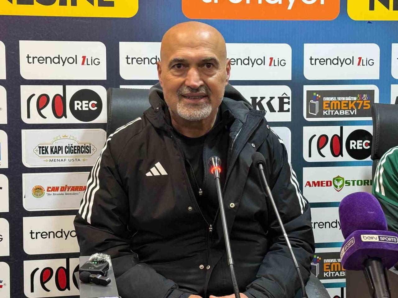 ÜMRANİYESPOR TEKNİK DİREKTÖRÜ LEVENT AÇIKGÖZ