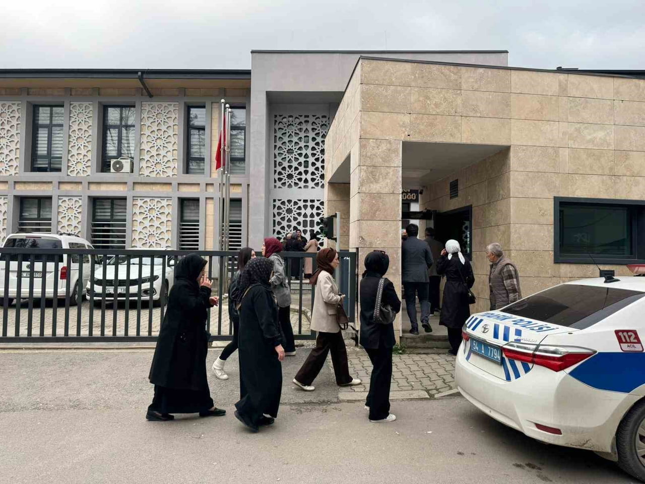 UMRECİLER, AKYAZI İLÇESİNDEKİ POLİS MERKEZİNE GİDEREK ŞİKAYETTE BULUNDU.