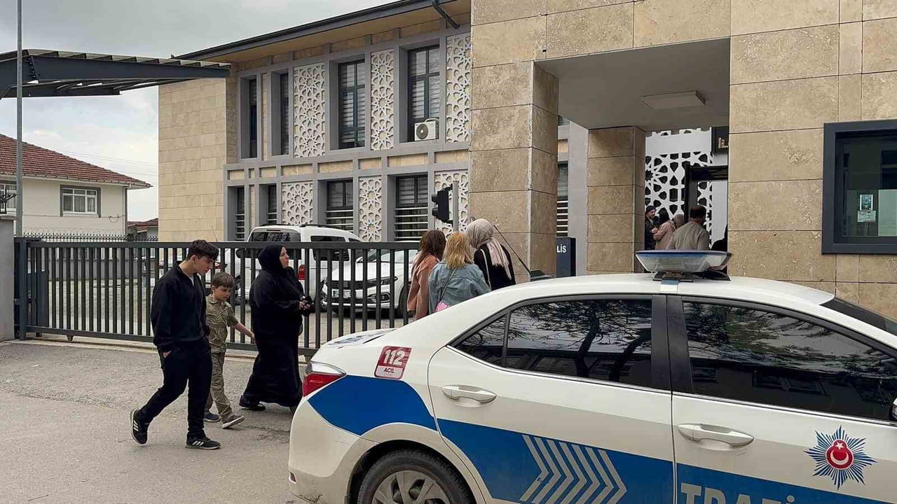 UMRECİLER, AKYAZI İLÇESİNDEKİ POLİS MERKEZİNE GİDEREK ŞİKAYETTE BULUNDU.