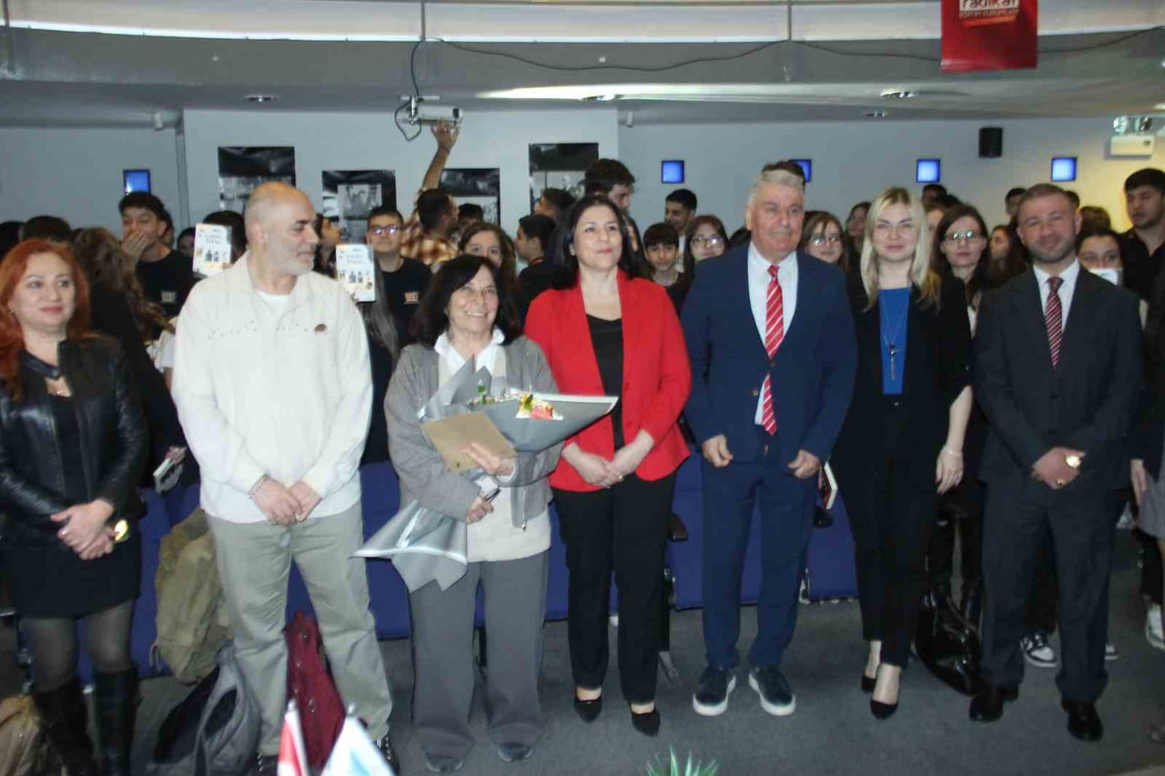 ÜNLÜ YAZAR LATİFE TEKİN, EĞİTİM PROGRAMI ÇERÇEVESİNDE DÜZENLENEN SÖYLEŞİLERDE LİSE ÖĞRENCİLERİYLE...