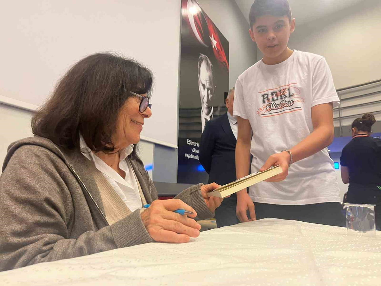 ÜNLÜ YAZAR LATİFE TEKİN, EĞİTİM PROGRAMI ÇERÇEVESİNDE DÜZENLENEN SÖYLEŞİLERDE LİSE ÖĞRENCİLERİYLE...