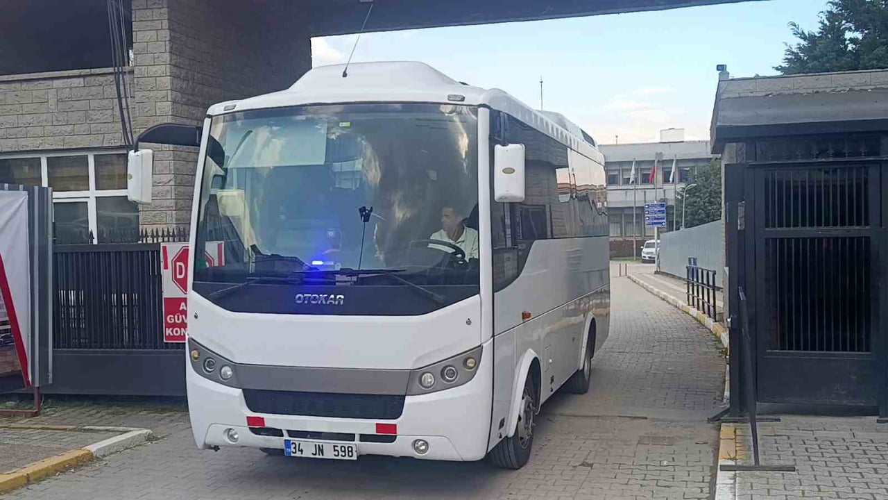 ÜNLÜLER TESTLERİN YAPILMASININ ARDINDAN OTOBÜSLERLE ADLİ TIP KURUMU'NDAN GÖTÜRÜLDÜ.