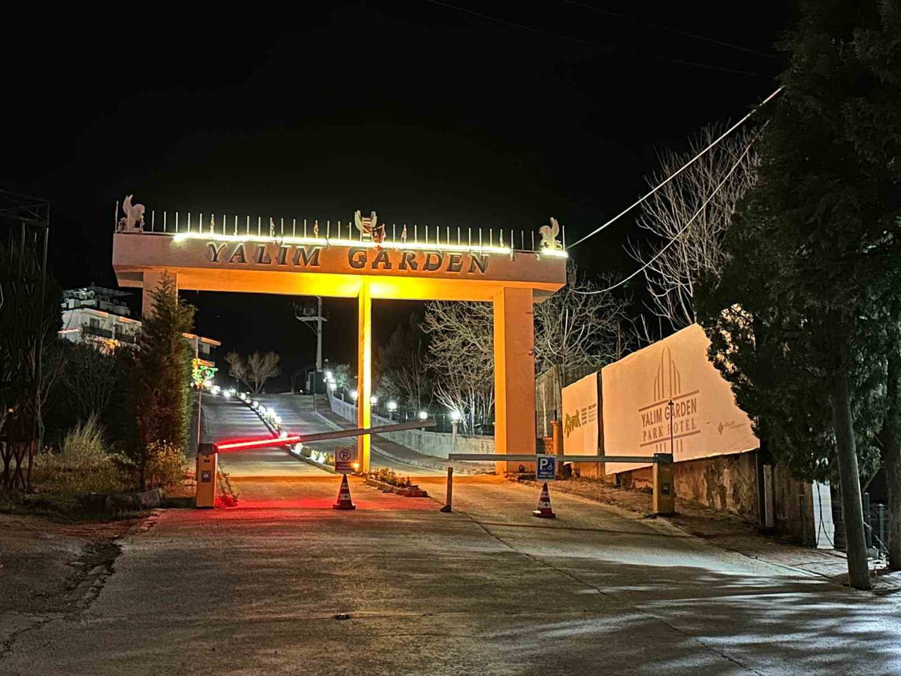 UŞAK BELEDİYESİ OTOPARKINA BIRAKILAN LÜKS OTOMOBİLİ, OTOPARKTAN ALARAK YİNE OPERASYON KAPSAMINDA...
