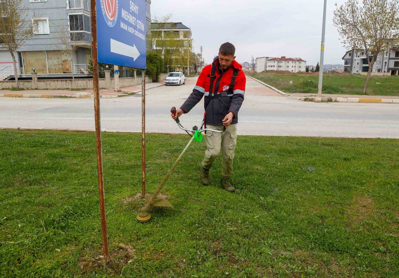 UŞAK BELEDİYESİ PARK VE BAHÇELER MÜDÜRLÜĞÜ EKİPLERİ, KENT GENELİNDEKİ PARKLARDA BAKIM, ONARIM VE...