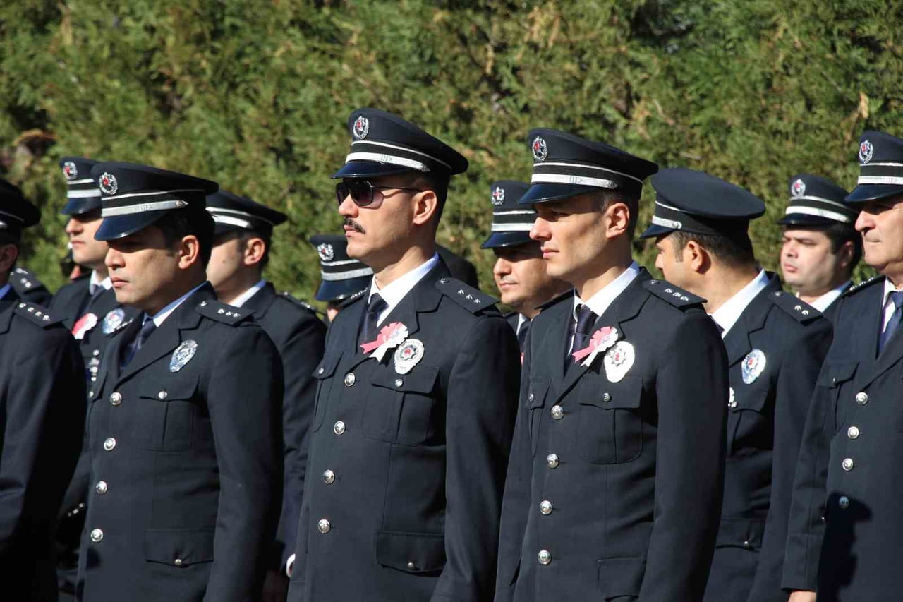 UŞAK İL EMNİYET MÜDÜRLÜĞÜ, POLİS HAFTASI KUTLAMA PROGRAMI KAPSAMINDA İLK OLARAK ŞEHİTLİĞİ ZİYARET...